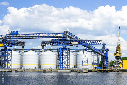 Versatile grain terminal in the port for transfer large range and amount of agricultural products