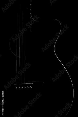 Silueta de guitarra acústica en fondo negro
