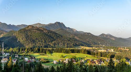 Góry Tatry w Polsce latem, panorama z okolic Cyrhla.