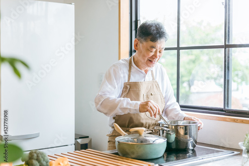 煮込み料理を作る高齢者男性（家事・シニア） 