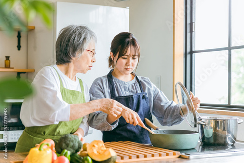 料理を見て文句を言う高齢者女性と泣く若い女性 