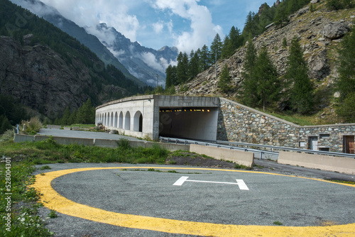 lądowisko dla śmigłowców przy drodze w alpach, tunel lawinowy, Italy helipad on road in alps, avalanche tunnel