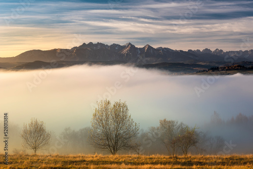 A foggy, autumn morning in the Pieniny Mountains with a view of the Tatra Mountains. Mglisty, jesienny poranek w Pieninach z widokiem na Tatry. 