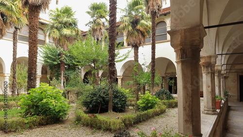Chiostro giardino circondato da portici della Chiesa San Giovanni Battista Vittorio Veneto