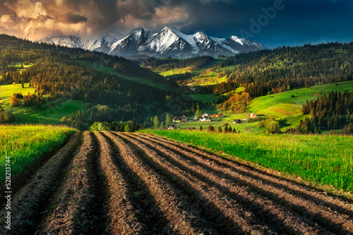 View of the Belianske Tatras from Grandeus. Spisz, Pieniny, spring, Poland. Widok na Tatry Bielskie z Grandeusa. Spisz, góry, Pieniny, wiosna, Polska, wschód słońca. Góry w śniegu, nadciąga burza 
