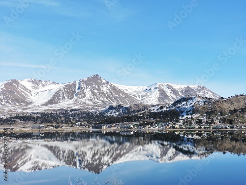 montañas reflejadas en lago 