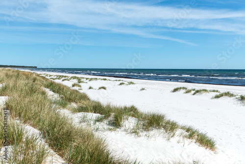 weisser Strand von Dueodde mit Leuchtturm, Bornholm, Dänemark