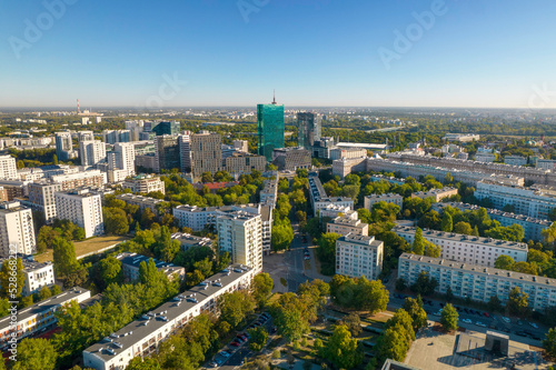 Piękny panoramiczny widok z drona na centrum nowoczesnej Warszawy z sylwetkami drapaczy chmur. Na pierwszym planie Muranów – zielona dzielnica Warszawy.