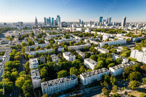 Piękny panoramiczny widok z drona na centrum nowoczesnej Warszawy z sylwetkami drapaczy chmur. Na pierwszym planie Muranów – zielona dzielnica Warszawy.