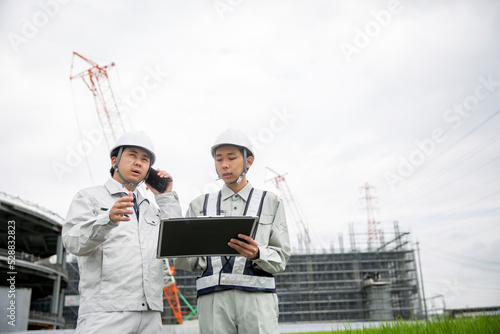 日本人の仕事風景、現場監督 施工管理 新人教育