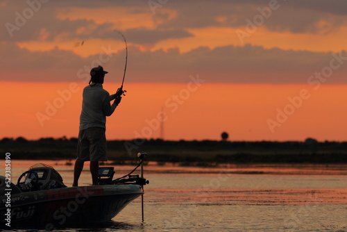 夕暮れに釣りを楽しむ、釣り人