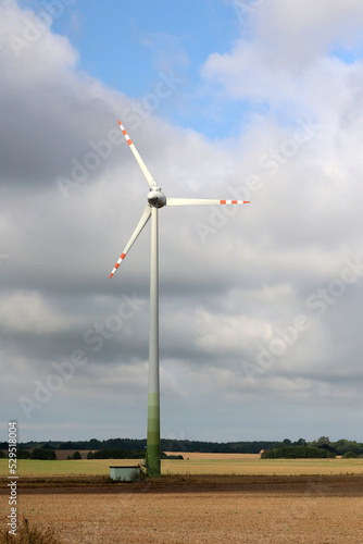 Siłownie wiatrowe generują prąd z wiatru na polu.