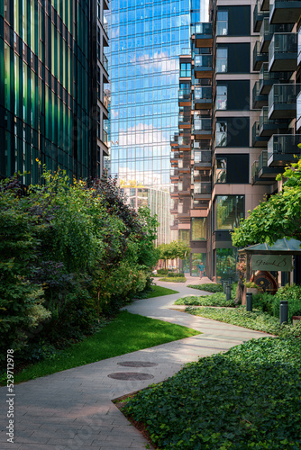 Miejska architektura i zielona oaza