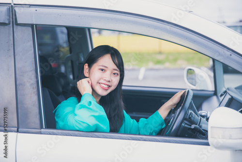 車の窓から笑顔で見る女性