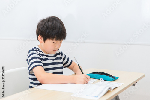 漢字の勉強をする小学生の男の子（日本人・真剣） 