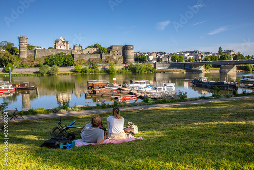 Couple de touriste au pied du château de la ville d'Angers en France.