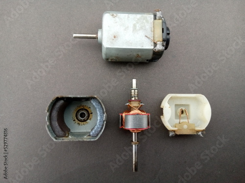 parts of dc motor, armature, brushes, permanent magnets and commutator