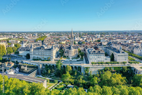 vue aérienne par drone du Boulevard des Pyrénées, Pau, France