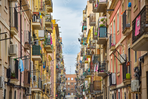 Gasse im Viertel La Barceloneta in Barcelona / Spanien
