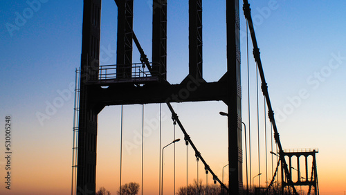Structure du pont de Marmande, photographié pendant le crépuscule
