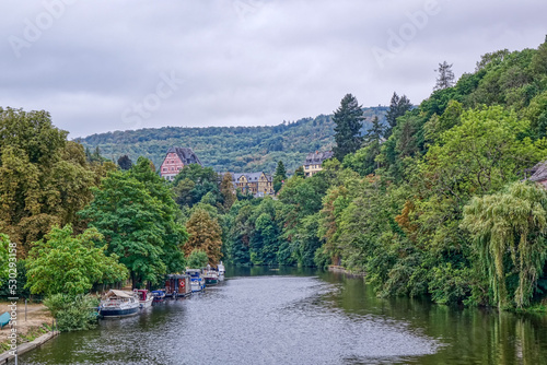 Die Lahn mit Booten und Bergen bei Nassau