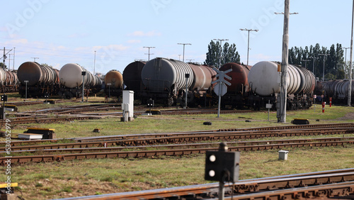 Cysterny kolejowe przygotowane do transportu paliwa do rafinerii. 