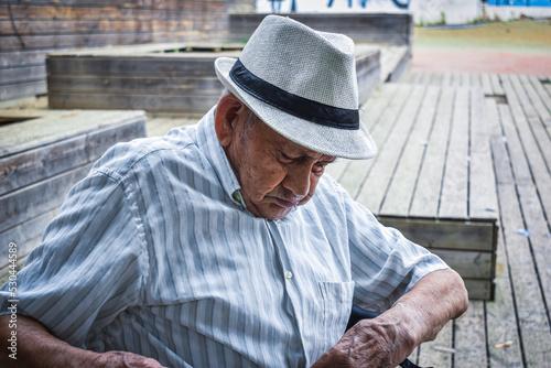 Abuelo anciano expresivo al aire libre con su sombrero