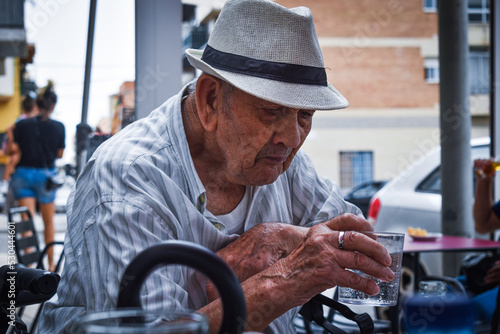 Abuelo anciano expresivo al aire libre con su sombrero