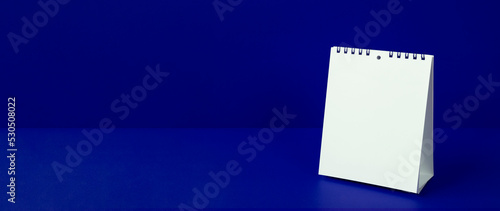 A calendar or a bulletin board on blue background. In addition, it can be used for business, schedule, notebooks, information boards, news, etc. 青背景上のカレンダーまたは掲示板。その他、ビジネス、スケジュ、ノート、案内板、お知らせなどにご利用いただけます