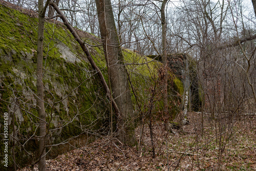 Kędzierzyn-Koźle, woj. Opolskie, Polska 29.03.2022. Niemieckie fortyfikacje z II wojny światowej, bunkier przeciwlotniczy typu Salzgitter-Bunker, Krankenhäuser, widok z zewnątrz (12).