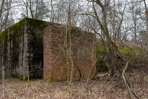 Kędzierzyn-Koźle, woj. Opolskie, Polska 29.03.2022. Niemieckie fortyfikacje z II wojny światowej, bunkier przeciwlotniczy typu Salzgitter-Bunker, Krankenhäuser, widok z zewnątrz (9).