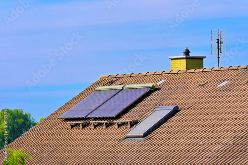 Solare Warmwassererzeugung mit Röhrenkollektoren auf Hausdach