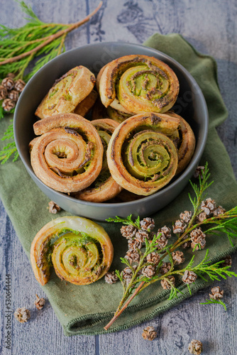 Bol de feuilletés apéritif au pesto