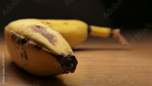 banan na blacie stołu