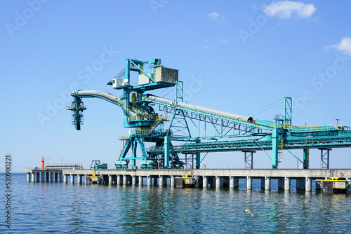Equipment for loading coal into a ship in a modern closed type coal terminal
