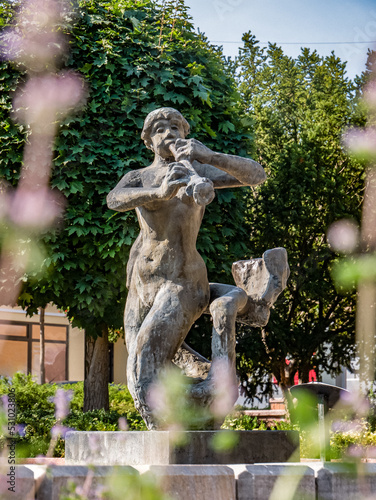 Fontanna kamienny pomnik grającej na instrumencie kobiety o letniej porze w obszarze śląska opolskiego na terenach zachodniejk polski