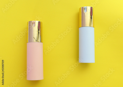 Envases de plastico para crema corporal o facial en color rosa y azul claro con tapa dorada. 