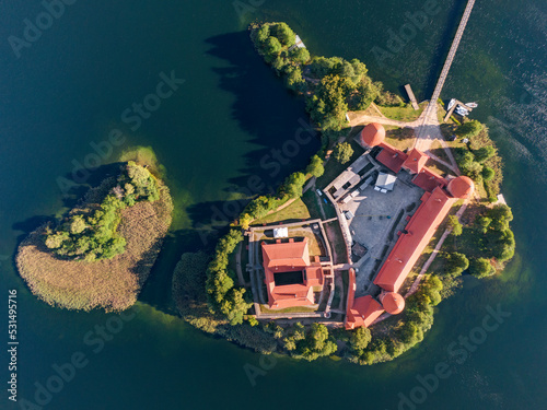 Zamek na wodzie w Trokach prostopadle z drona, Litwa, Troki, Jezioro Galwe