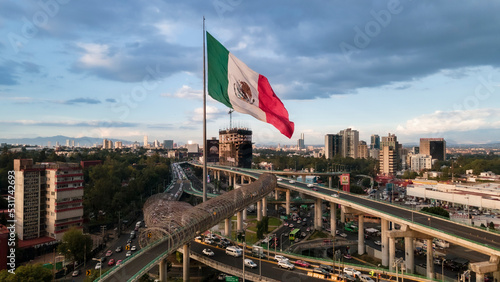 Asta bandera en la ciudad de México.