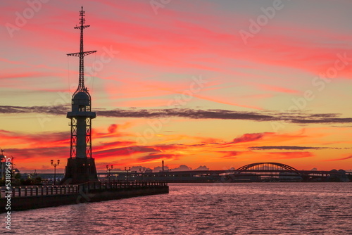 神戸港の夜明け（左手の塔は神戸港旧信号所、右手には神戸大橋が見えます） 神戸市中央区ハーバーランドにて