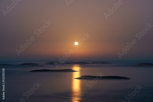 Wschód księżyca nad morzem w Grecji