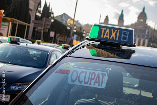 Detalle de la señal luminosa de un taxi con el cartel de ocupado