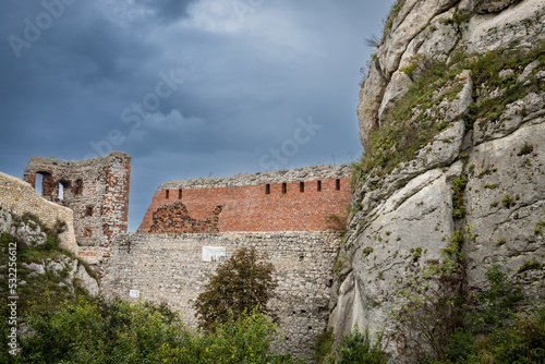 Zamek Olsztyn jest jednym z największych i najbardziej efektownych reliktów obiektów obronnych Wyżyny Krakowsko-Częstochowskiej. Wzniesiony w drugiej połowie XIII stulecia.
