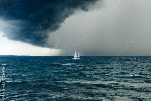 Sztorm zbliżająca się burza na morzu