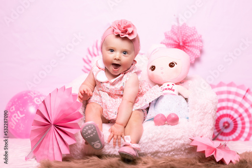 Kind Baby Teenager Familie spielt in Rosa Look Familienfotos, Family Picture Boy Girl playing