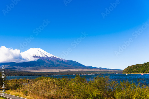 秋の晴天に見える富士山を湖と一緒に