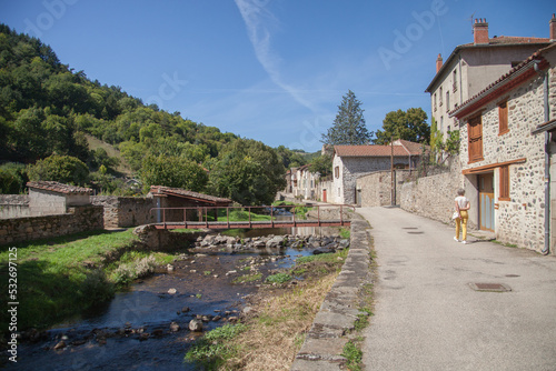 Touriste promenant le long de la rivière Voireuze qui arrose le village de Blesle en haute-Loire