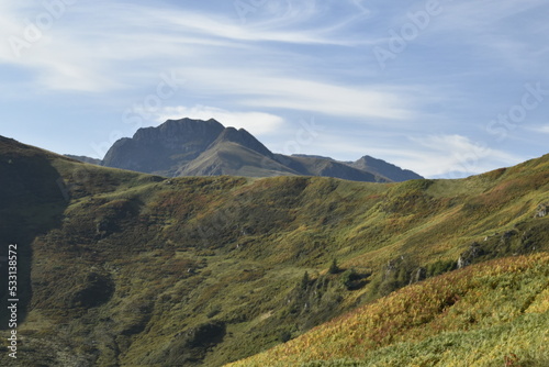 paysage de montagne au Col de Port en Ariège avec le versant d'une montagne
