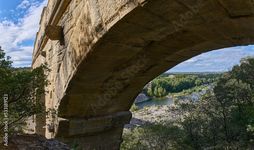 Starożytny akwedukt w Prowansji transportował wodę 50 kilometrów do Nimes. Łuk Pont Du Dard.