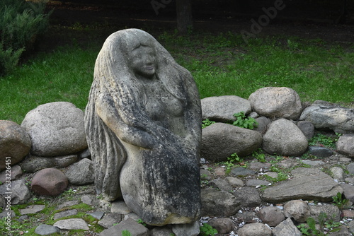 rzeźba kamienna przy fontannie wstarym miasteczku, Polska